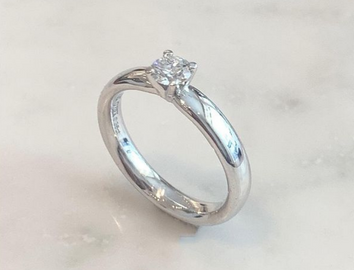 Ring in 18k white gold with brilliant cut diamond