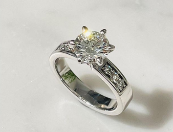 Ring i 18k vitguld med briljantslipade diamanter