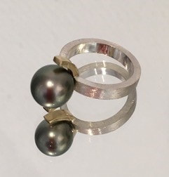 Ring with cultured Tahiti pearl, silver and 18k gold