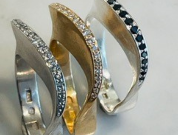 Ringar i 18k vitguld, rödguld och silver med gråa, vita och svarta diamanter
