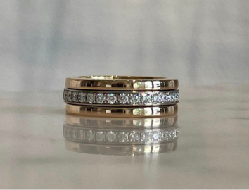 Wedding bands in 18k red gold wityh a rting in 18k white gold with brilliant cut diamonds