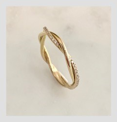 Wedding ring in 18k gold and small diamonds