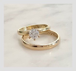 Wedding rings in 18k gold with brilliant cut diamond
