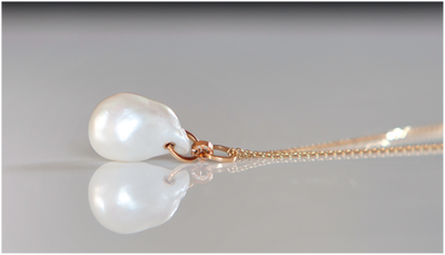 White barock pearl with diamonds and 18k gold
